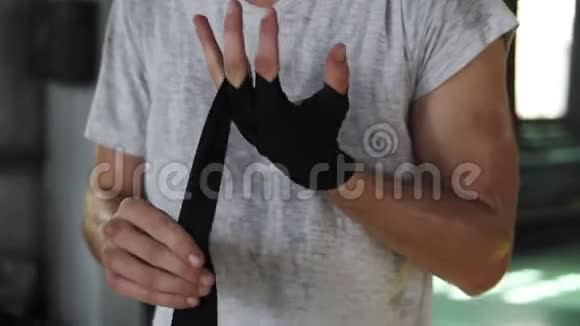拳击手的特写男性手包裹着黑色拳击绷带拳击手在拳击或体育训练前视频的预览图