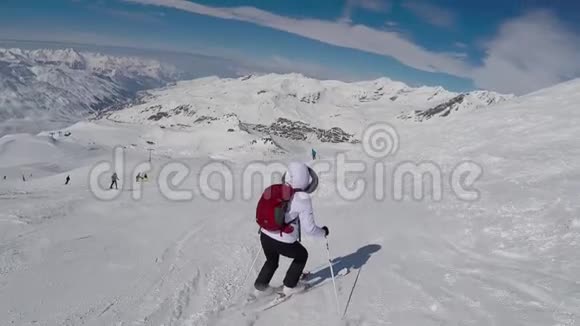 冬季高山坡上困难的老女人滑雪视频的预览图