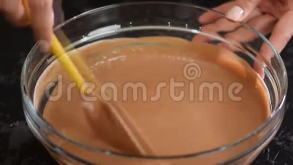 糕点厨师混合巧克力慕斯视频的预览图
