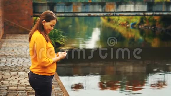 一个女人在河上喂鸭子冬天喂鸟视频的预览图
