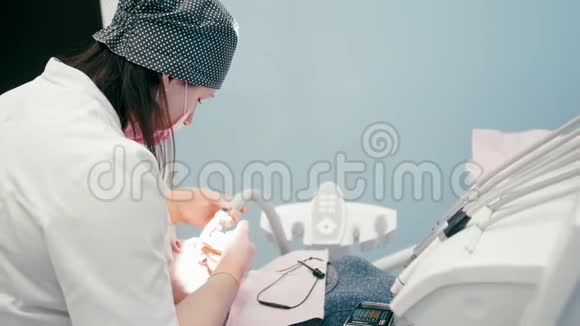牙医在牙科诊所治疗妇女牙齿视频的预览图