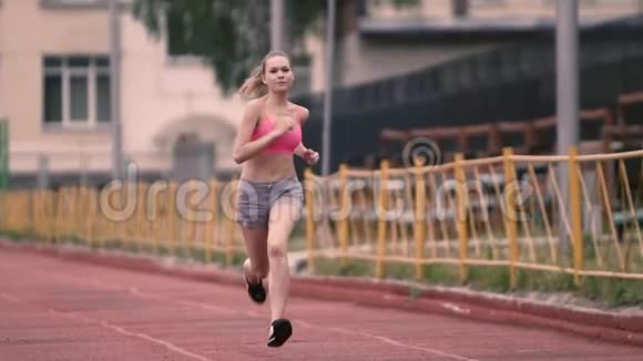 运动的年轻女子在城里跑步视频的预览图