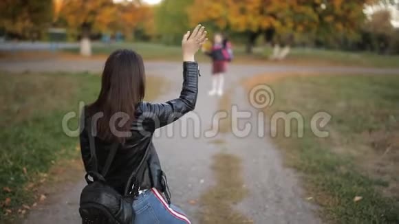 一年级的女孩放学后带着一束秋叶跑过来迎接妈妈拥抱妈妈视频的预览图