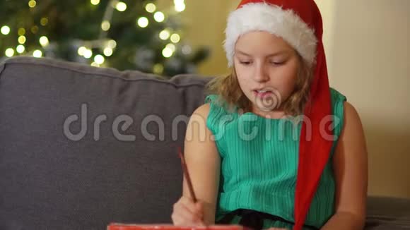 少女写信给圣诞老人准备圣诞节许下祝福新年传统视频的预览图