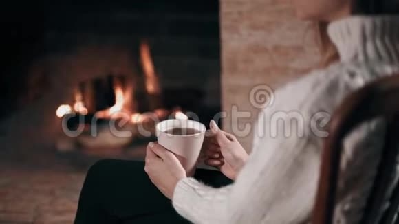 穿毛衣的女孩喝茶取暖视频的预览图