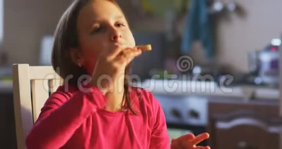 吃烤面包机的女孩视频的预览图