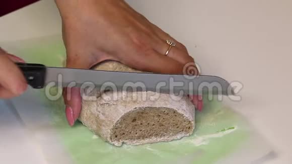 女人切了新鲜出炉的面包在家烤面包视频的预览图
