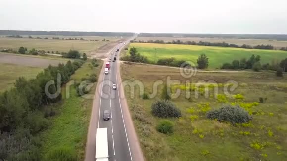 高速公路上的空中景观卡车和汽车在公路上行驶视频的预览图