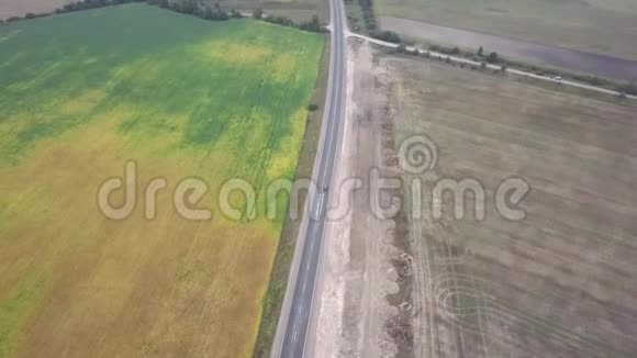 高速公路上的空中景观卡车和汽车在公路上行驶视频的预览图