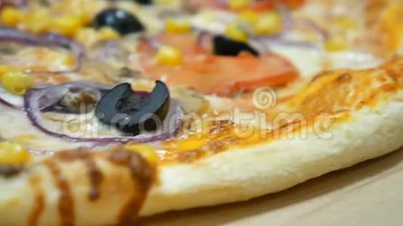 用蘑菇奶酪玉米橄榄和西红柿制作素食披萨的视频视频的预览图