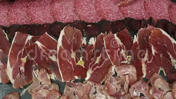 黑背景下的熟食肉类火腿腊肠培根食物背景视频的预览图