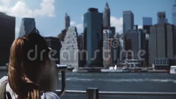 纽约曼哈顿城市天际线附近美丽的女旅行者带着背包双臂张开视频的预览图