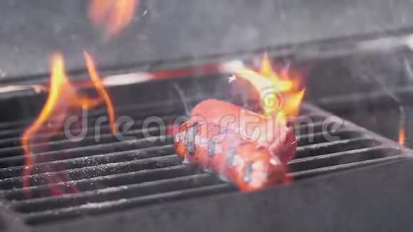 香肠是在热烤架上炸的很多火灾烟雾和灰烬快关门慢动作视频的预览图