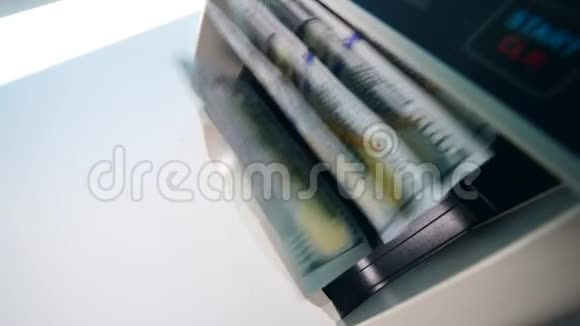 绿色美元在货币计数机中移动视频的预览图