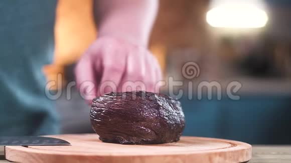 厨师用锋利的刀把牛肉切成碎片慢动作视频的预览图