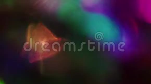 万花筒明亮的彩虹颜色反射的全息箔在黑暗中闪烁视频的预览图