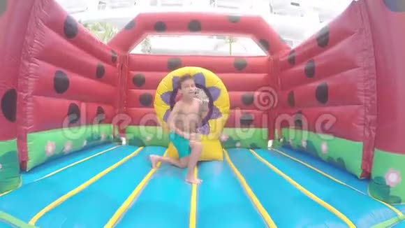 一个在充气蹦床上跳的漂亮女孩视频的预览图