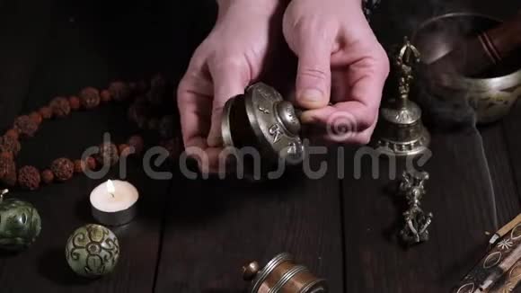 男性手中的金属宗教物品视频的预览图