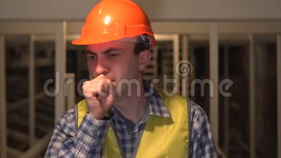 生病的工人或工程师或建筑师在建筑工地咳嗽咳嗽视频的预览图