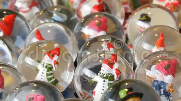 很多带有圣诞老人的装饰雪球或圣诞球圣诞节和新年家庭装饰视频的预览图