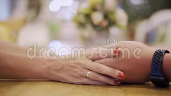 男手抚摸女手晚上在餐厅浪漫约会女人在桌上摸着手的女朋友视频的预览图