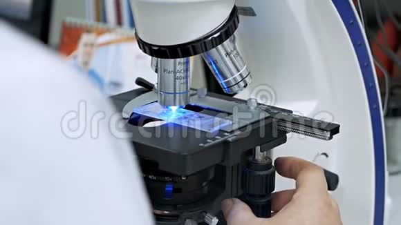 在实验室工作的科学家实验室显微镜视频的预览图
