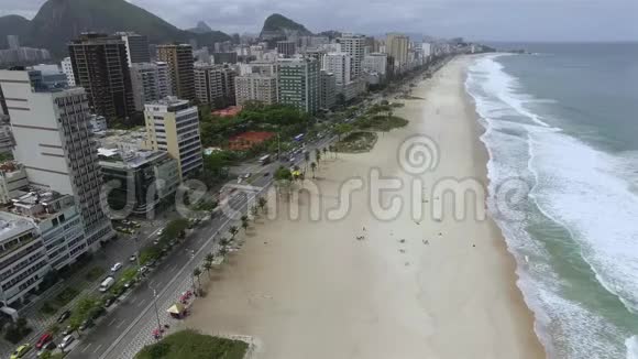 鸟瞰伊帕内马海滩罗德里戈德弗雷塔斯泻湖和莱布隆海滩巴西里约热内卢视频的预览图