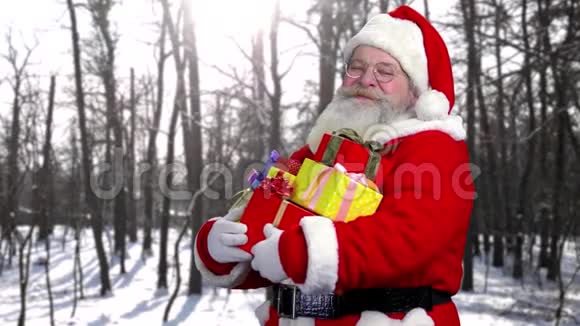 有户外礼物的圣诞老人视频的预览图