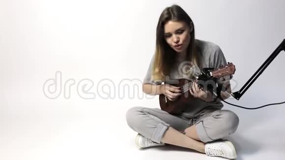 一个有小吉他四弦琴的歌手视频的预览图