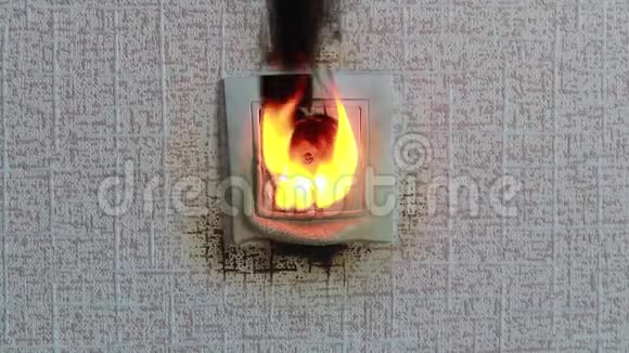 插座特写火灾是由短路引起的短路电流火是真的视频的预览图