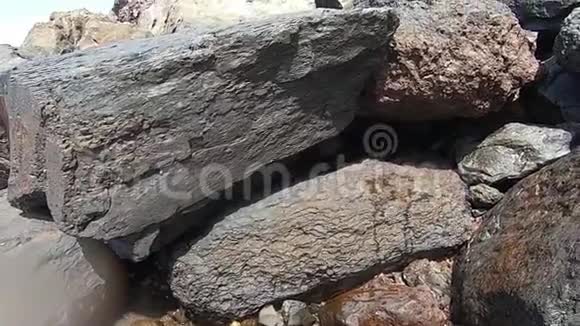 大石头排列在海滩上泥浪视频的预览图