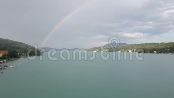 从空中俯瞰湖面上的彩虹船在湖上移动克拉根福卡林西亚奥地利视频的预览图