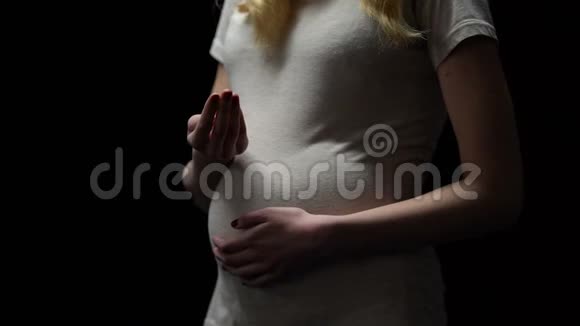 孕妇在怀孕三个月期间服用药丸和药物补充剂视频的预览图