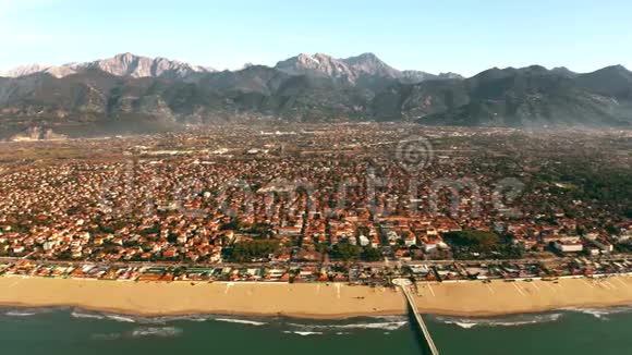 意大利风景如画的FortedeiMarmi海滨和远山的空中拍摄视频的预览图