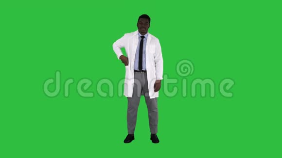 美国黑人医生在绿色屏幕上展示鼻腔喷雾剂Chroma键视频的预览图