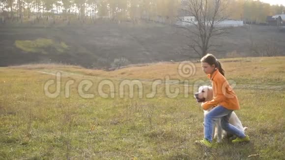 带着金毛猎犬奔跑的女孩视频的预览图