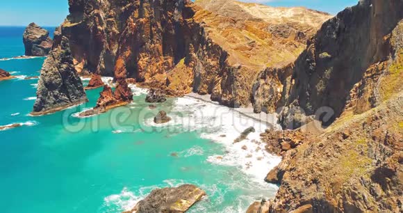 葡萄牙马德拉岛圣卢伦科庞塔陡峭悬崖的空中景观视频的预览图