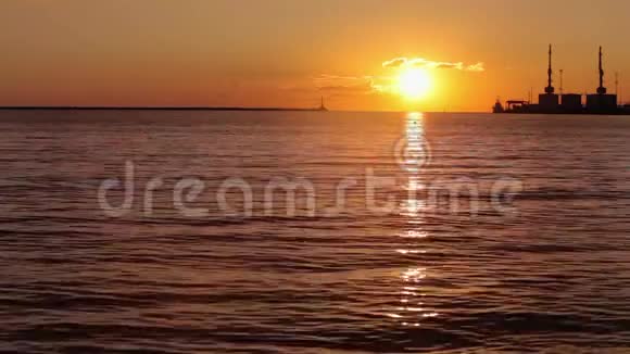 夏天日落时海面上太阳的美丽倒影视频的预览图