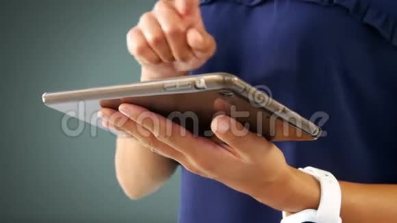 女人用数码平板电脑包围白色气泡效果视频的预览图