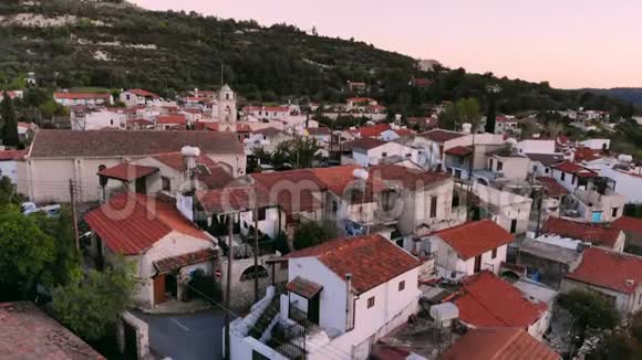 从塞浦路斯中部真正村庄的红色屋顶上爬起来视频的预览图