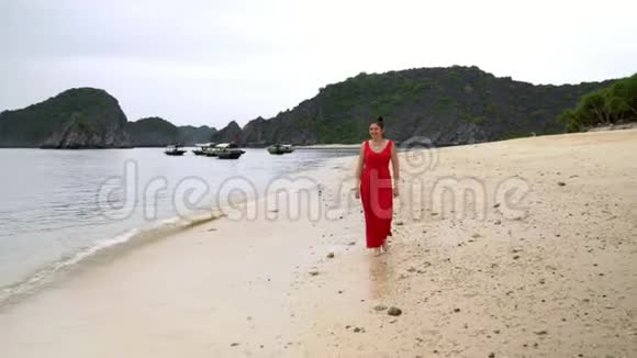 岛海滩上的幸福女人越南的小岛那个女人伸直了双手热带岛屿妇女视频的预览图