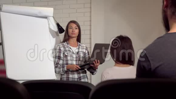 会议期间漂亮的女商人用她的笔记本电脑视频的预览图