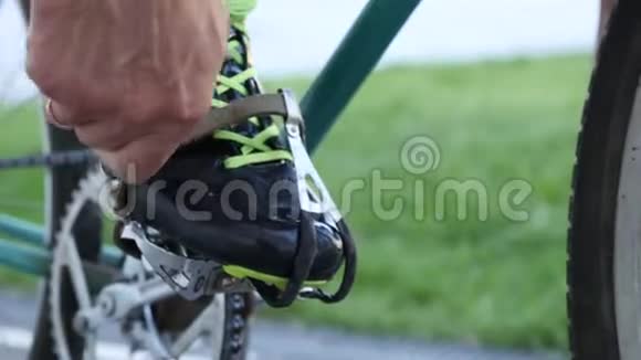 Cyclist将脚踏车和脚趾夹绑在velodrome的老式轨道自行车上视频的预览图