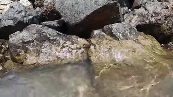 大石头排列在海滩上泥浪视频的预览图