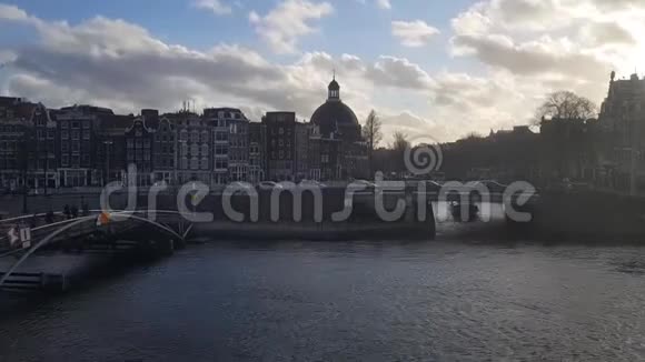 阿姆斯特丹运河的时间推移游览船和云在此移动视频的预览图