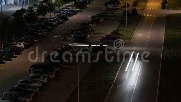 一个拥挤的停车场在一次大事件后被清空视频的预览图