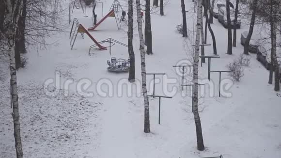 俄罗斯传统庭院的雪景视频的预览图