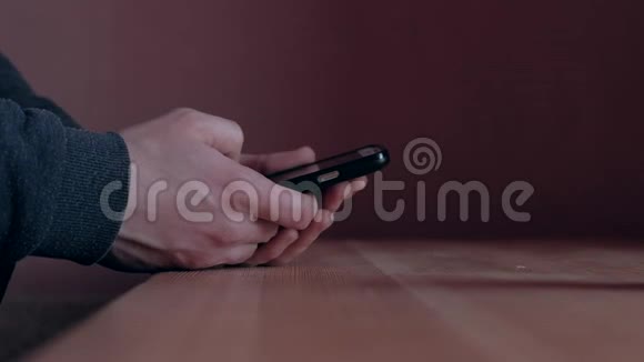 男手握着手机特写触摸屏滚动显示视频的预览图