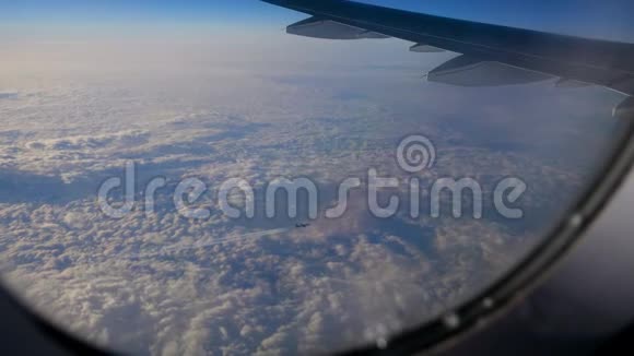 从飞机机翼和飞机下面飞行的窗口看视频的预览图