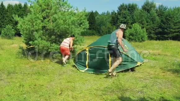 男女折叠打扫旅游帐篷视频的预览图